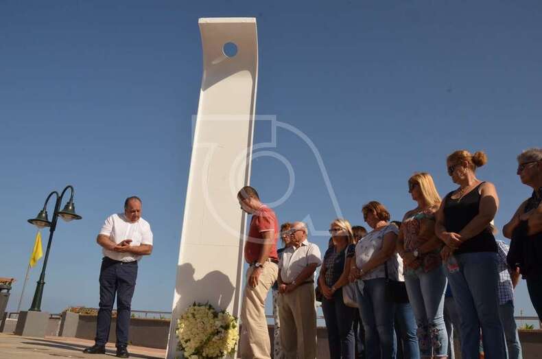 El acto consistió en una ofrenda floral (Foto TA)